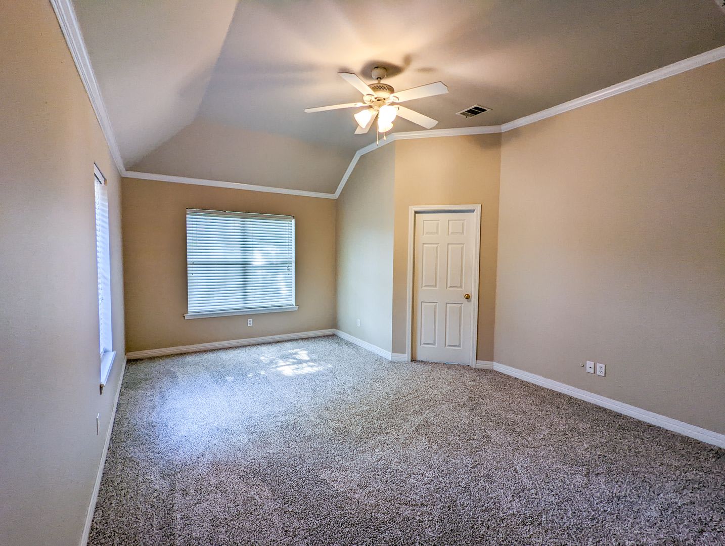 Beautifully Updated Home in North Bossier – Remodeled Kitchen & Modern Finishes! – photo 4