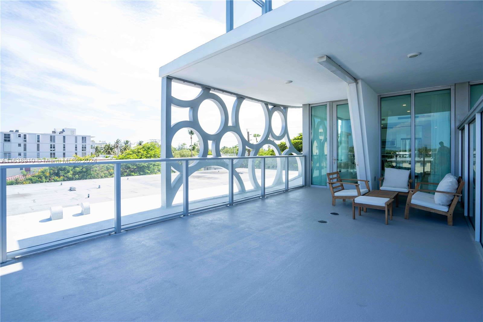 8425 Crespi Boulevard – photo 5