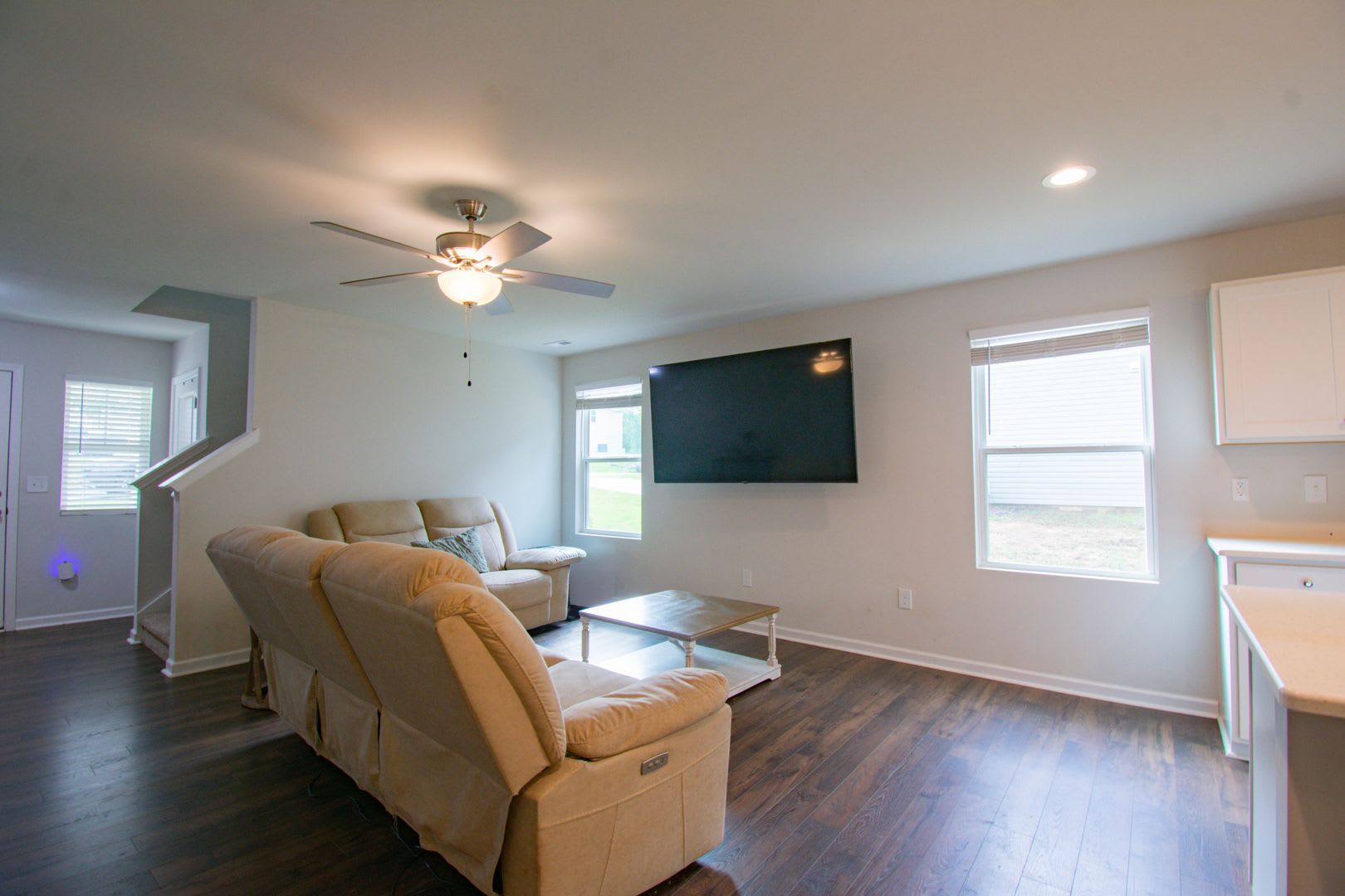 ✨ SPACIOUS 4-BEDROOM HOME WITH FENCED YARD & DOWNSTAIRS SUITE! – photo 2