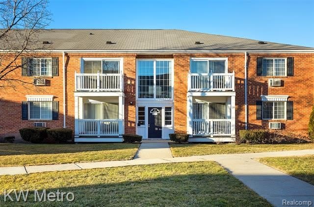 2425 Torquay Avenue – photo 1