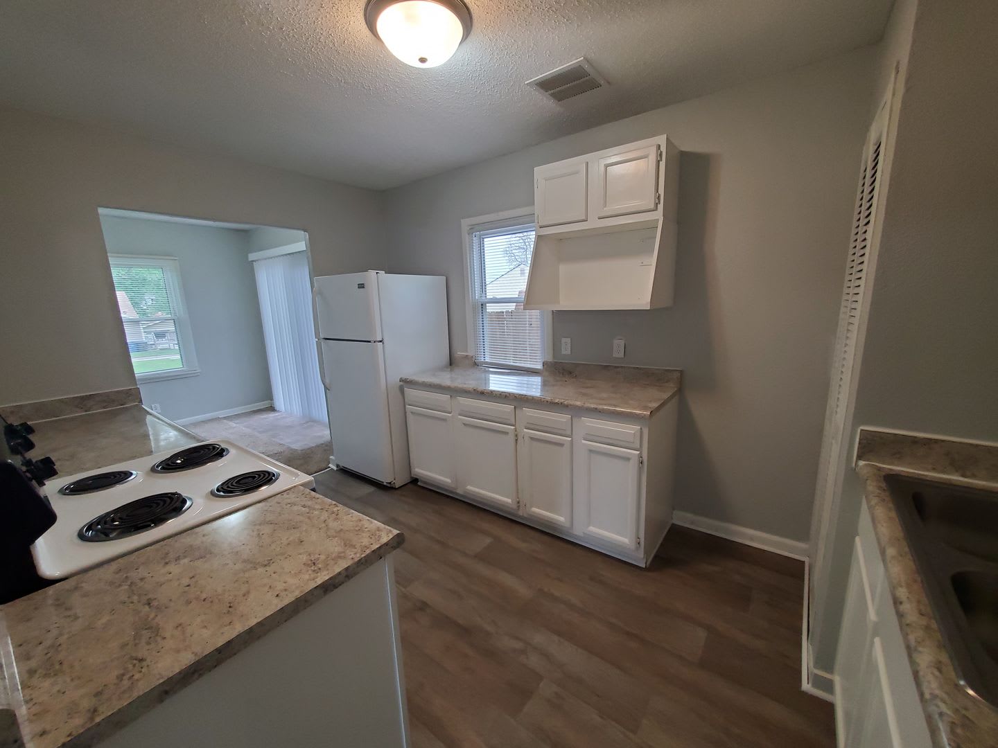 1 bedroom rental home with 2 car garage! – photo 5