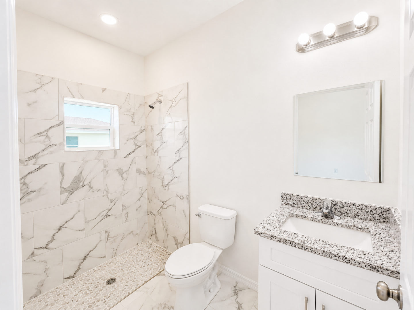 Location Location Location Newer 2 Bedroom 2 Bathroom Move In Ready – photo 4