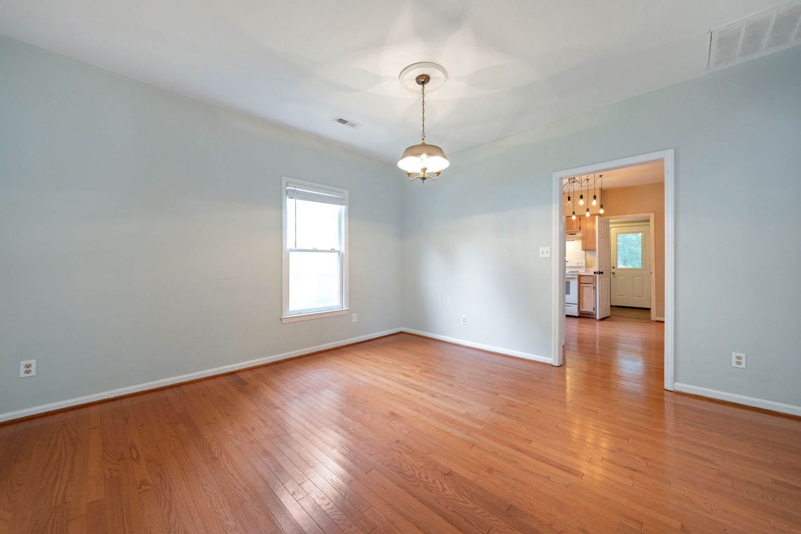Available 10/23/2026! Adorable 3bd/2ba Home Close to Duke University! – photo 5