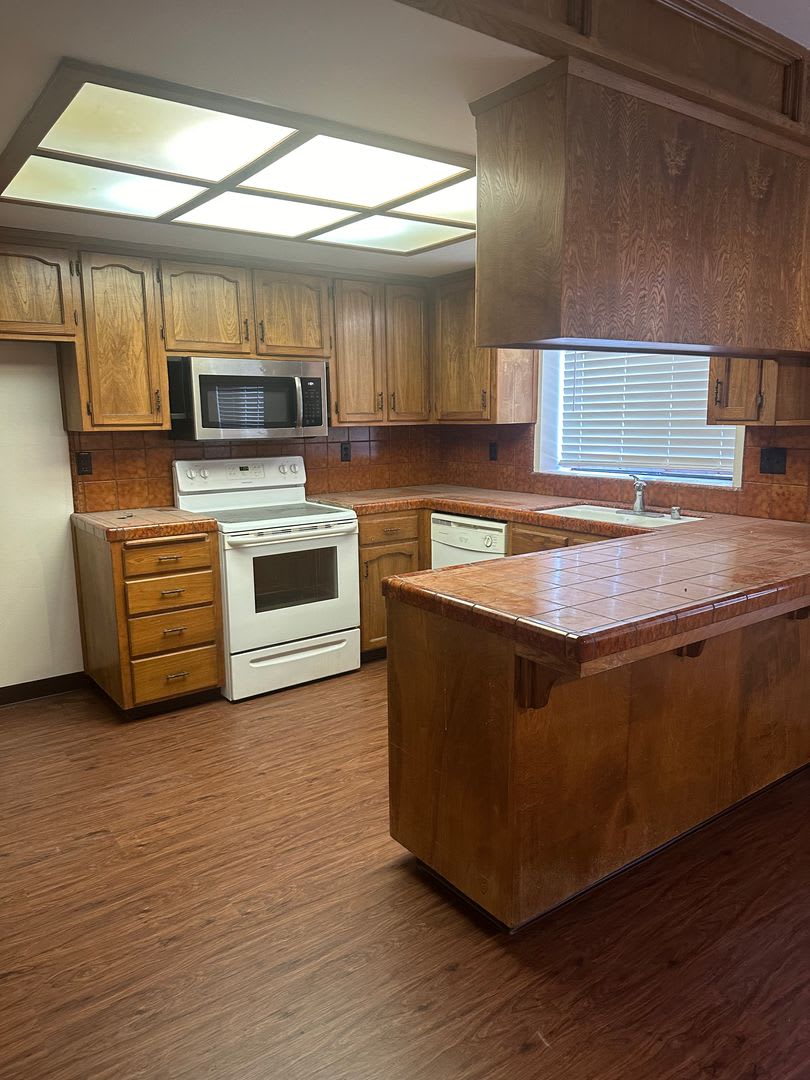 Clean condo centrally located in Visalia with new flooring and paint! – photo 3