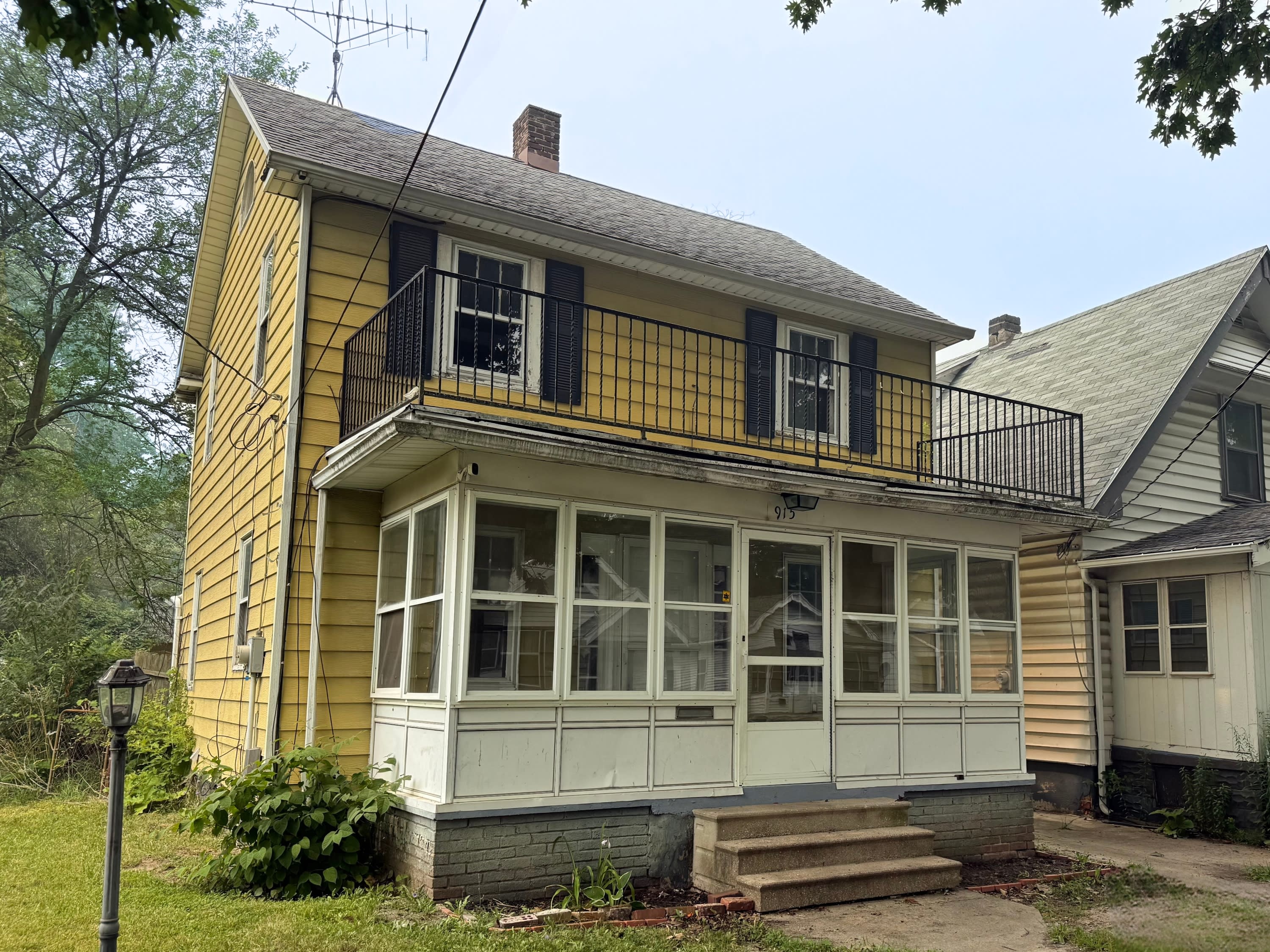 915 Woodstock – photo 1