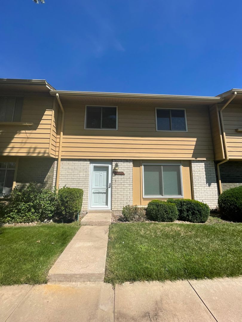 2 weeks free with lease signed and move-in occurs by 9/4/26! Updated 3 BD/ 1.5 BA Townhome in Aurora, CO – photo 1