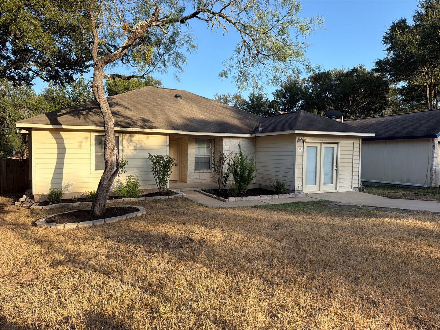 3 Bedroom House With Large Yard Available Now – photo 1