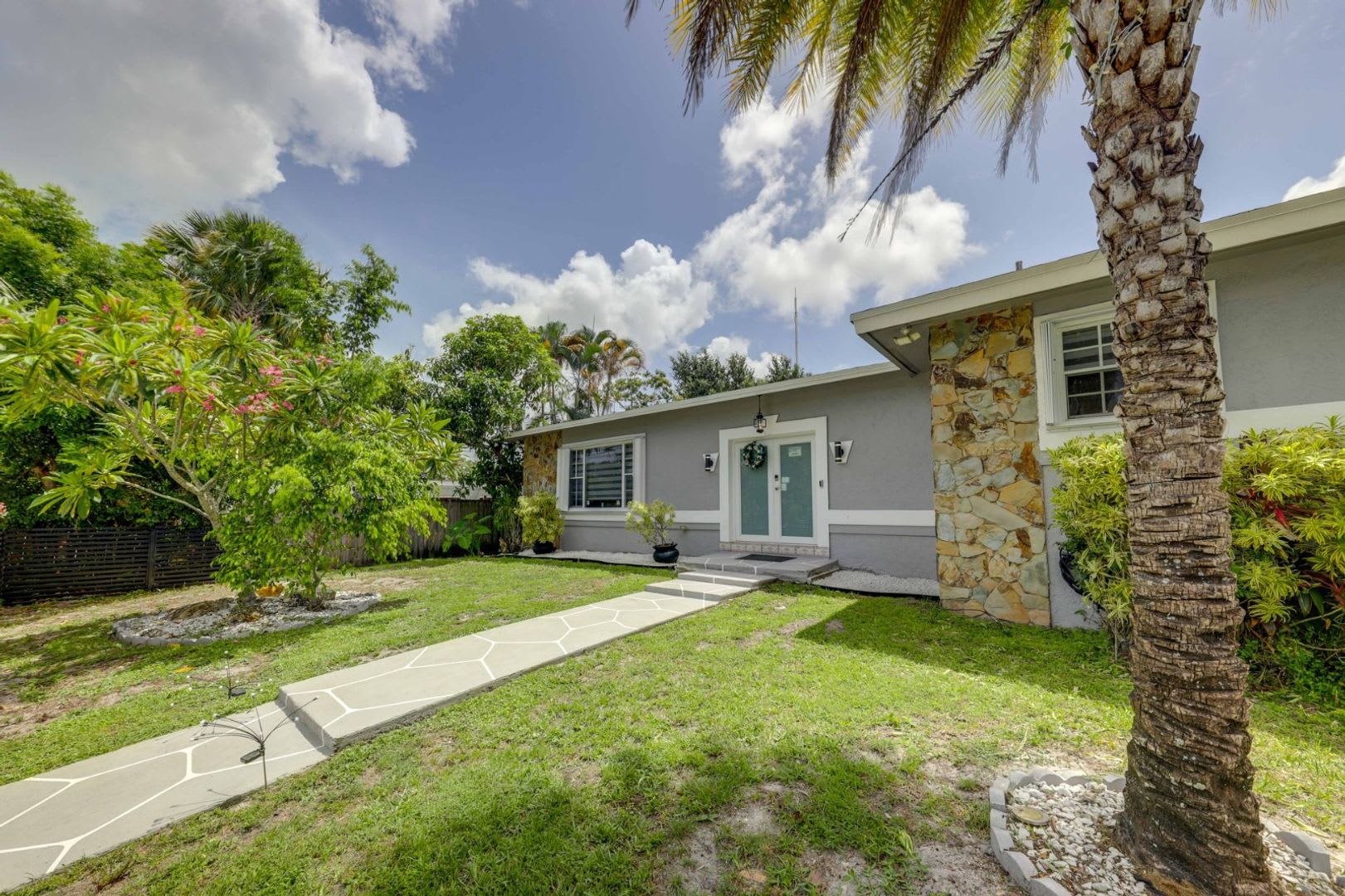 Spacious 3-Bedroom West Park Home with Private Pool – photo 1