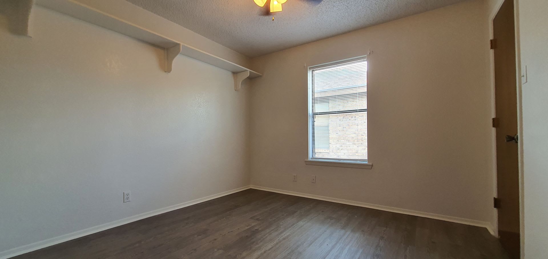 Spacious 4 bed, 2 bath home AVAILABLE SOON! – photo 2