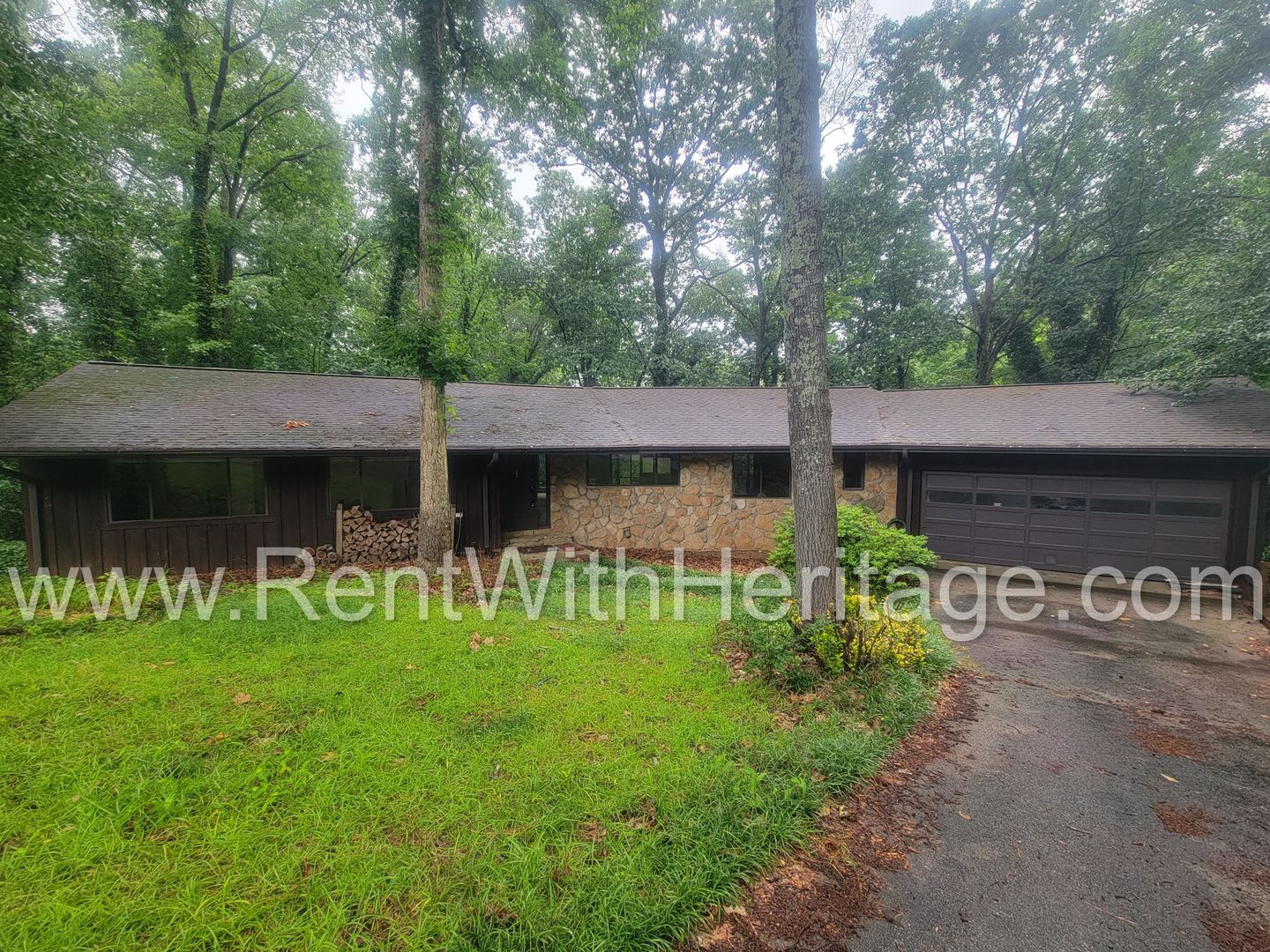 Charming Cabin Style Home On 1 3 Acres Finished Basement Great Location – photo 1