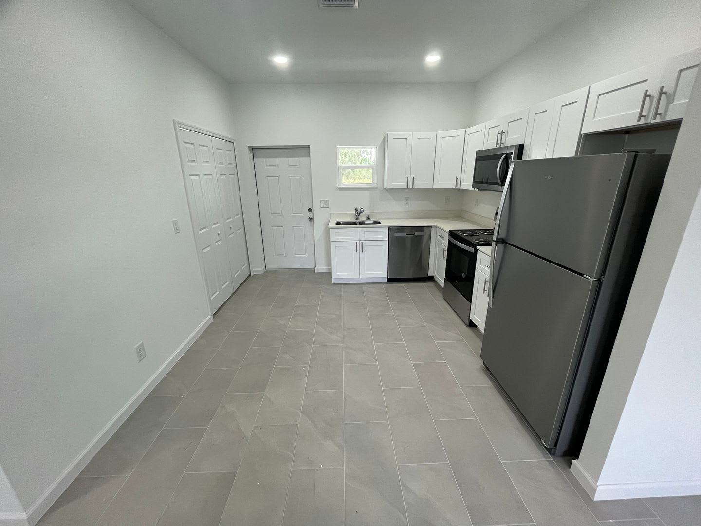 Bright & Modern 2 Bed-1 Bath Pet-Friendly Home in Desirable Lehigh Acres! – photo 4