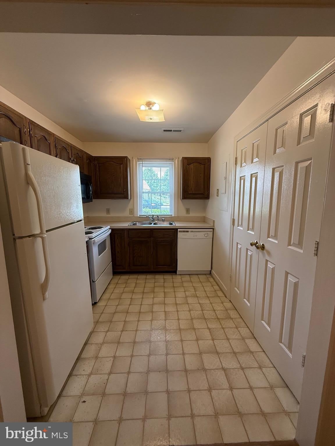 1446 Kenmore Avenue – photo 5