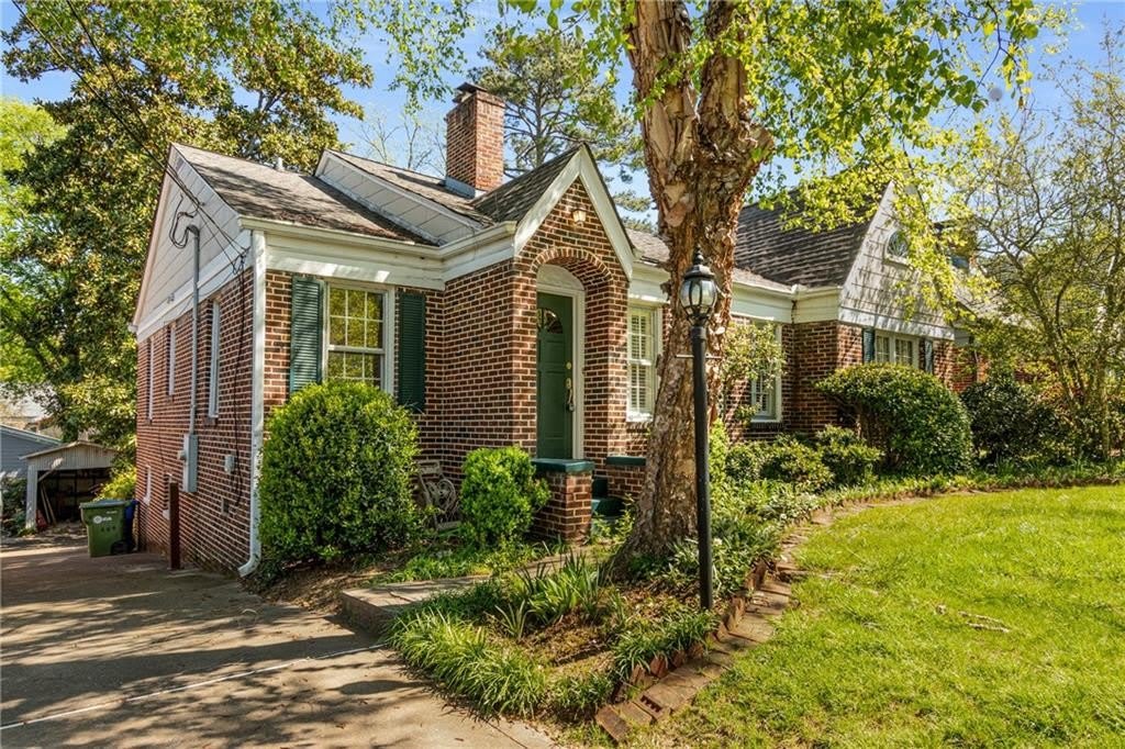 666 Yorkshire Road NE – photo 2