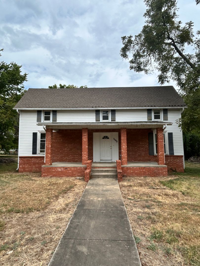 Leasing Now!!! 4 Bedroom 2 Bathroom home, private parking. – photo 1