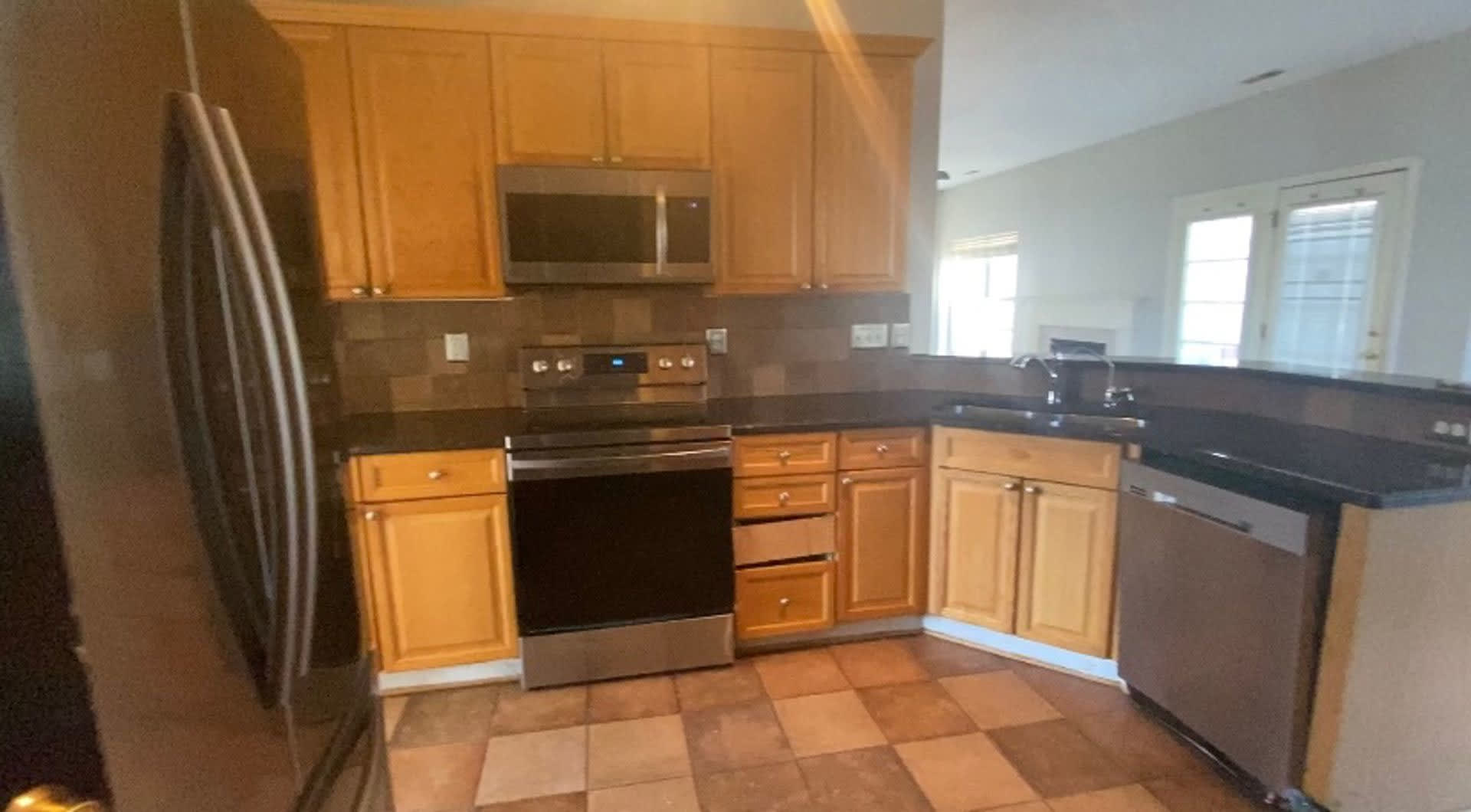 Room in 4 Bedroom Home at Hampton Pl Dr – photo 2