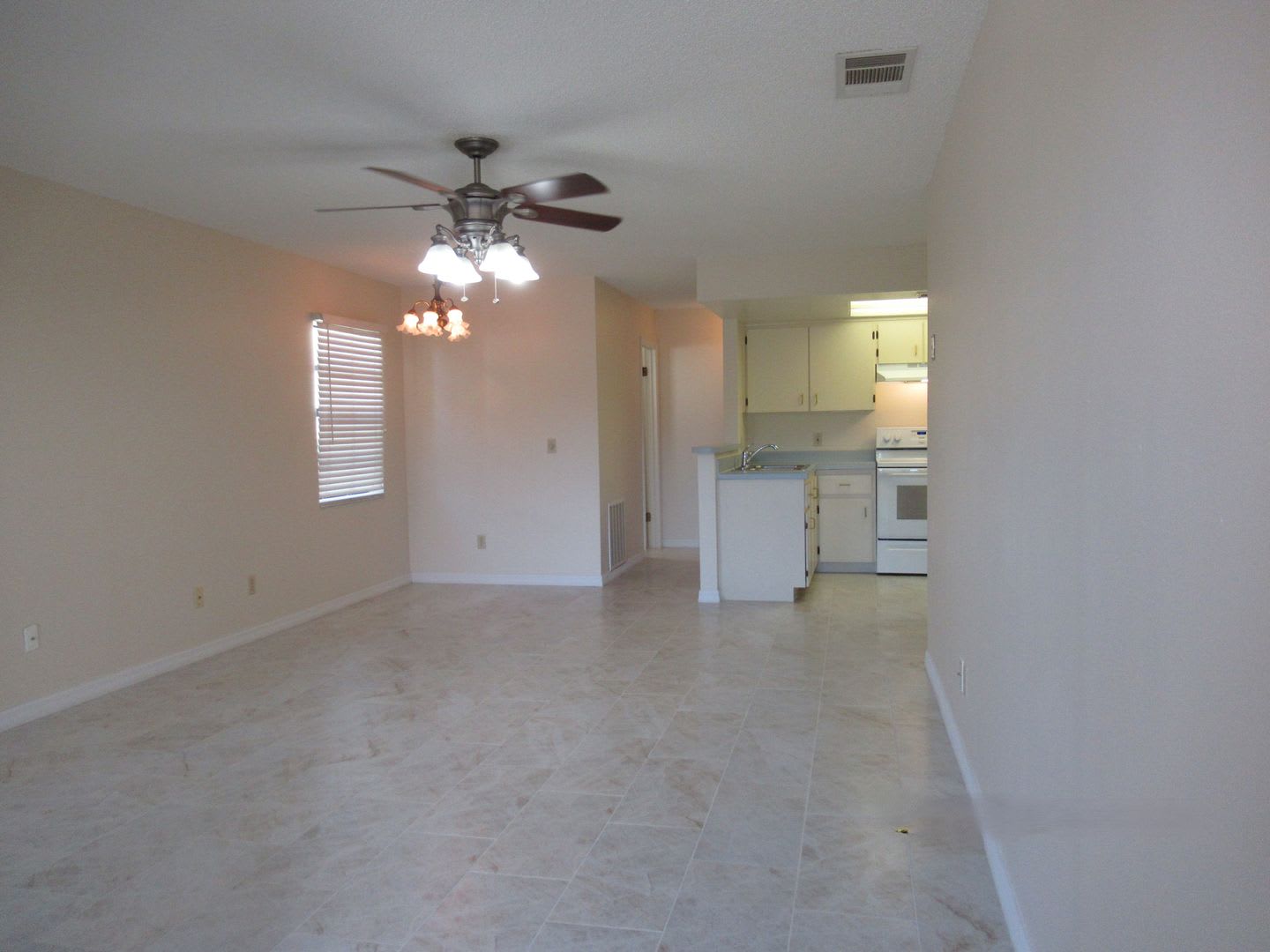 2br/2ba Duplex with Lakeview – photo 3