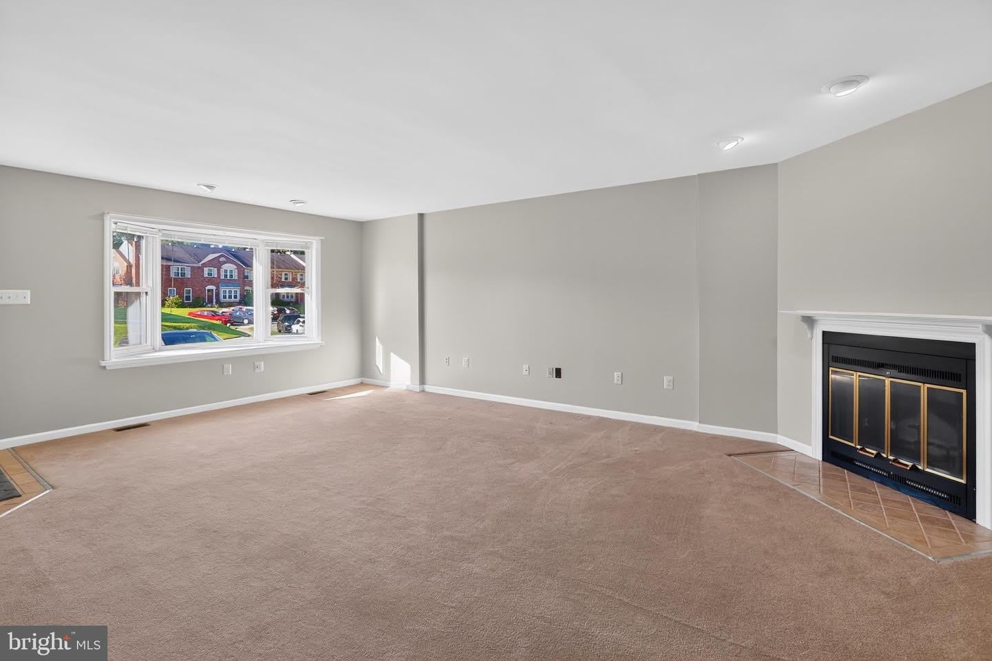 562 SUSAN DR – photo 4