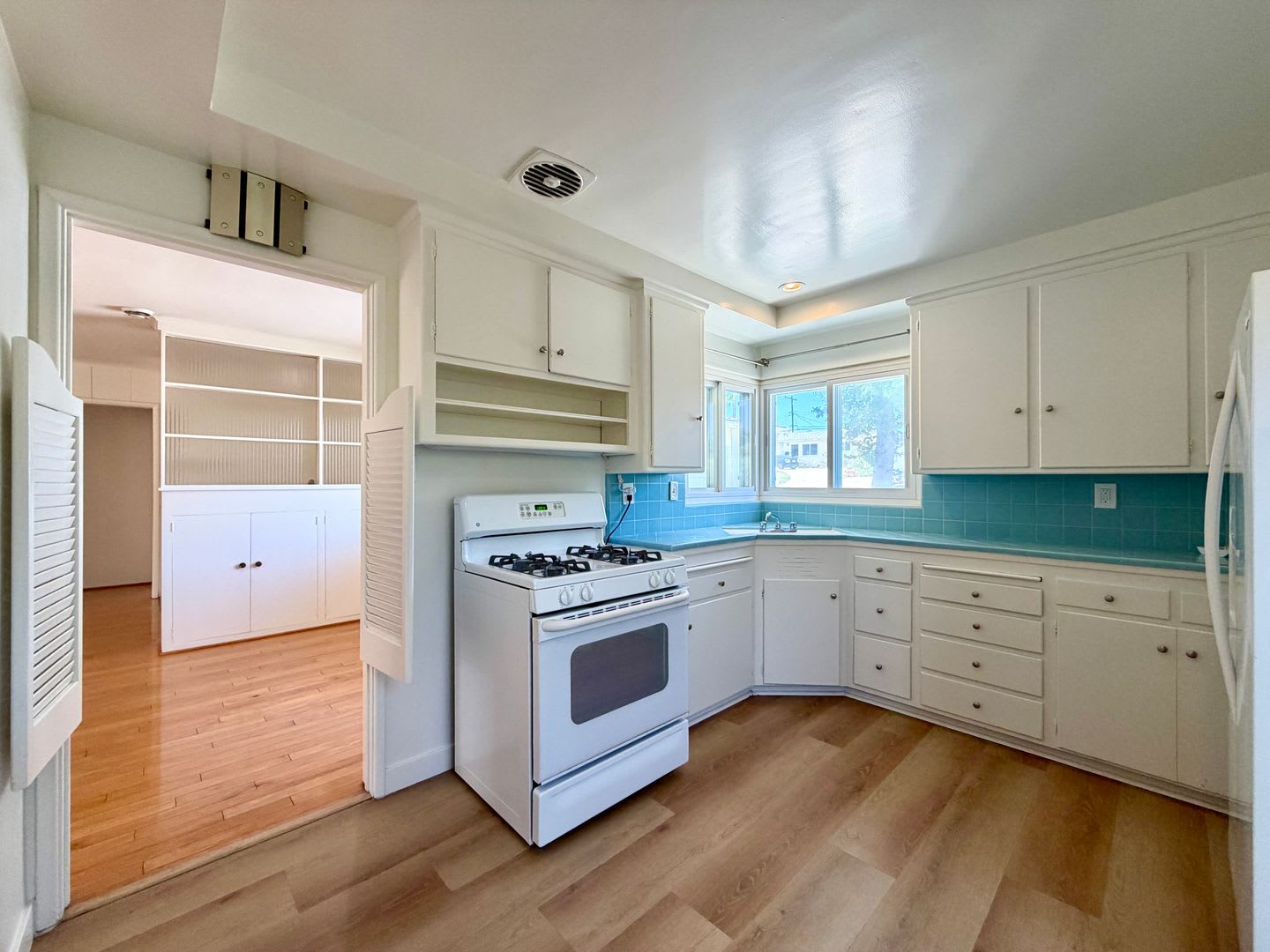 Charming 3 Bed 2 Bath Home In Westchester! – photo 2
