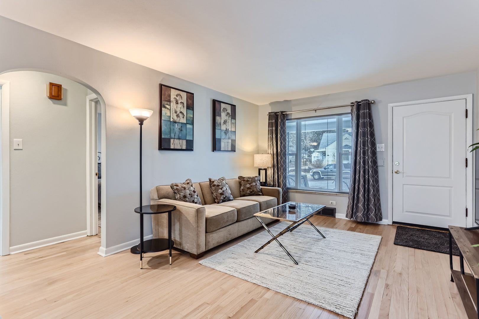 Chic 2 BDR Haven with Private Backyard – photo 1