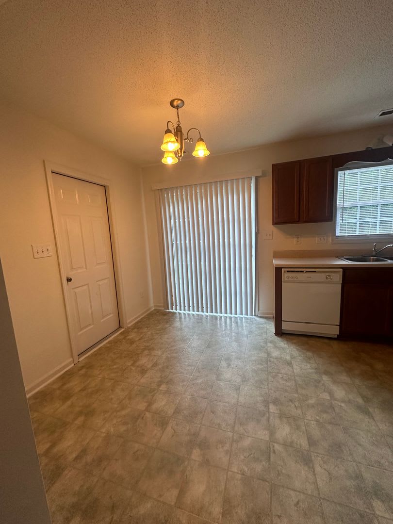 105 E Coopers Ct – photo 5
