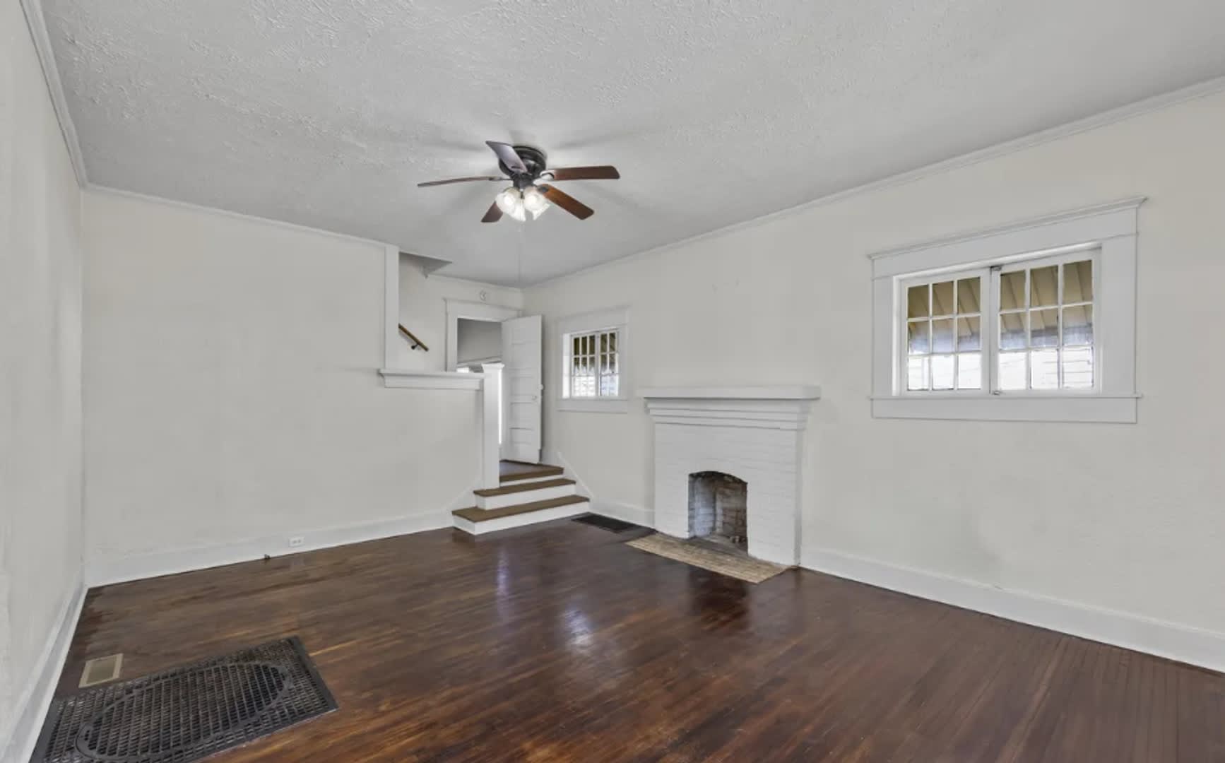 Charming 3 Bed, 2 Bath Midtown Home with Huge Fenced Backyard! – photo 3
