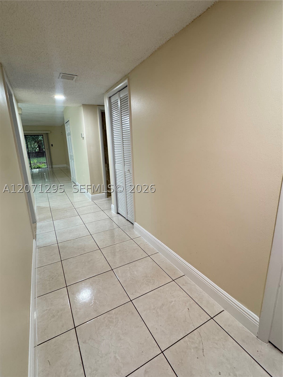 215 Lakeview Dr – photo 2