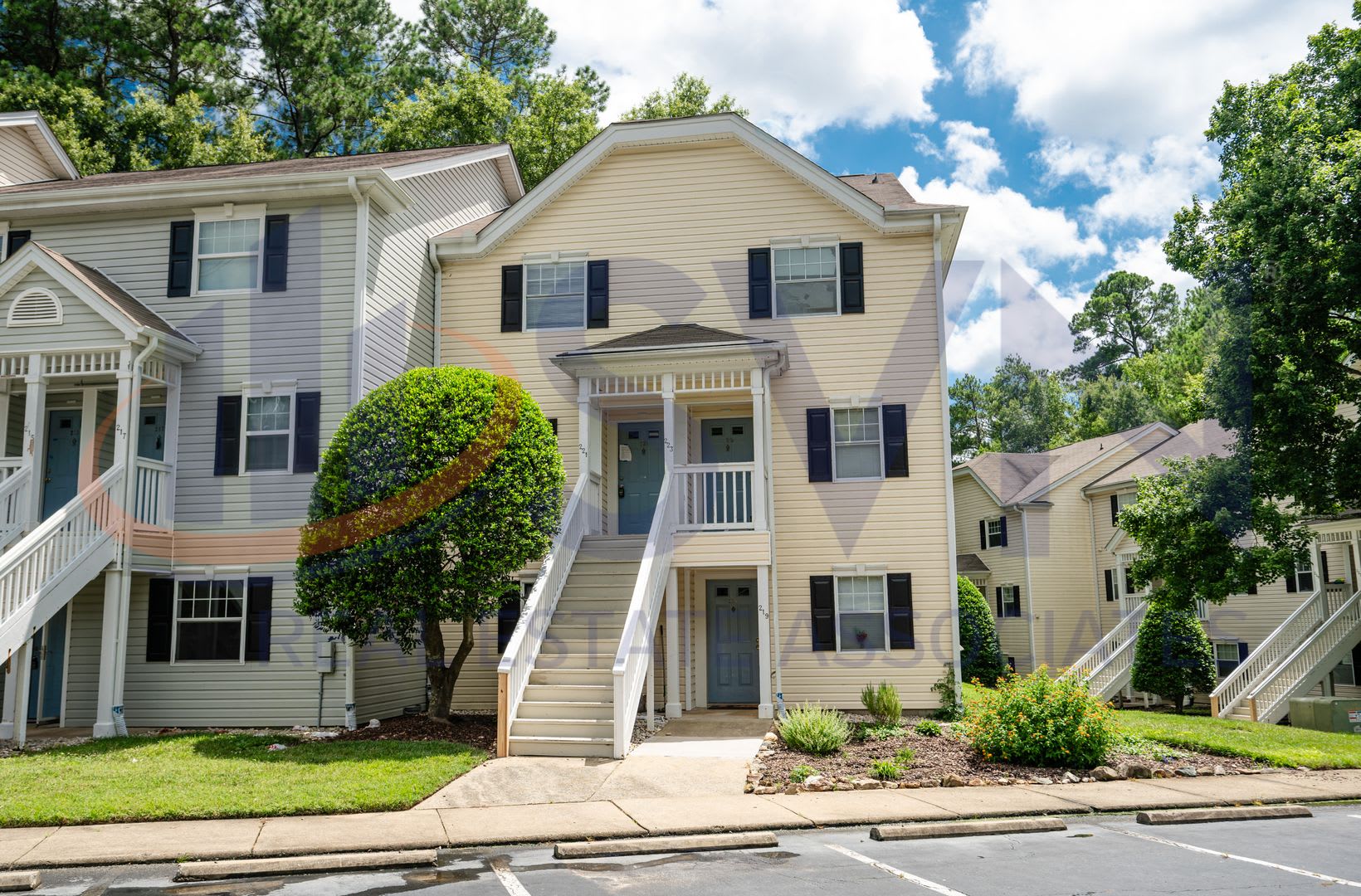 221 Schultz Street – 2BR/2.5BA Townhome in Chapel Hill – Water Included! – photo 1
