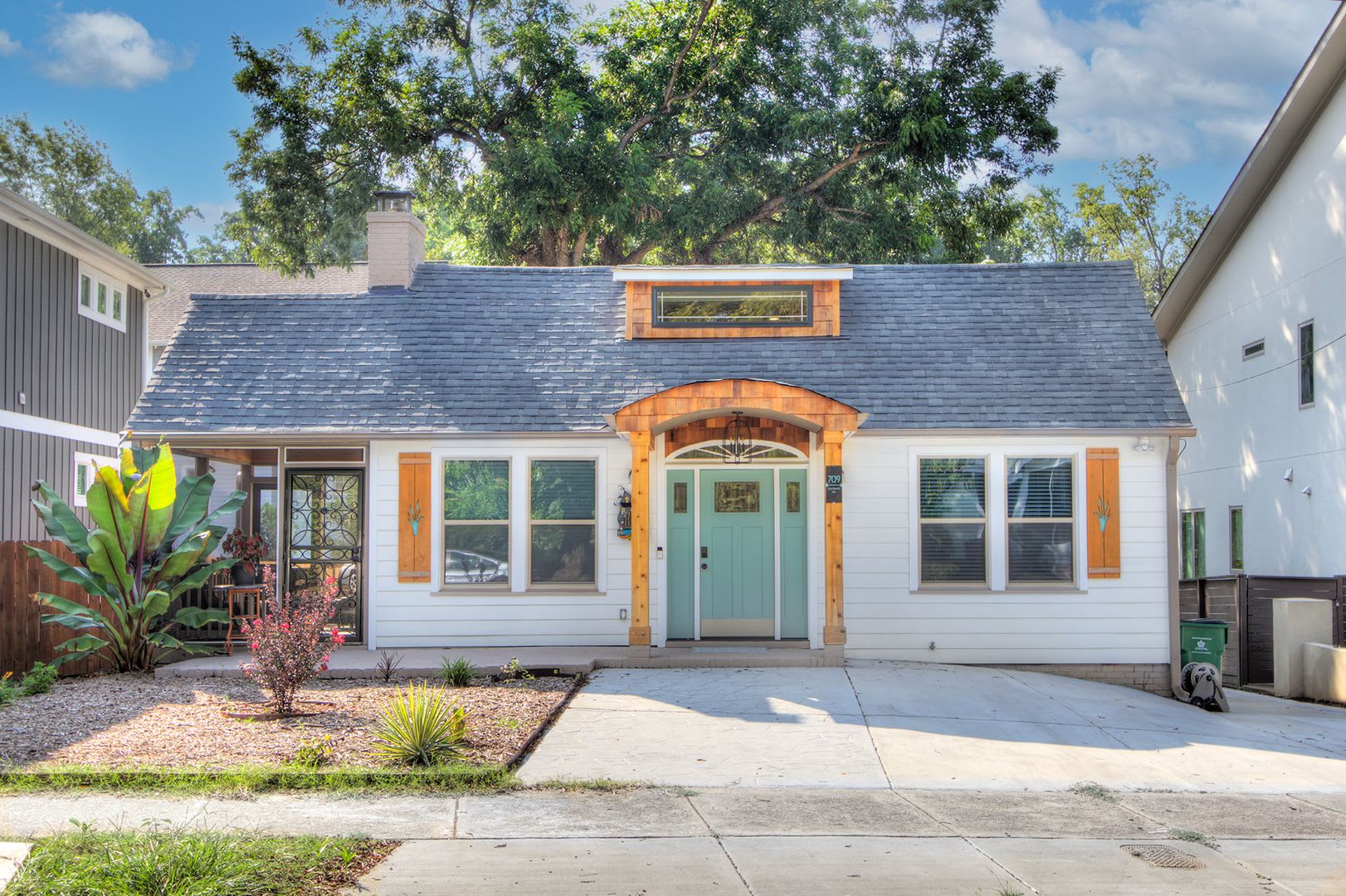 Discover the charm of this top-floor unit in a beautifully updated single-family bungalow – photo 1