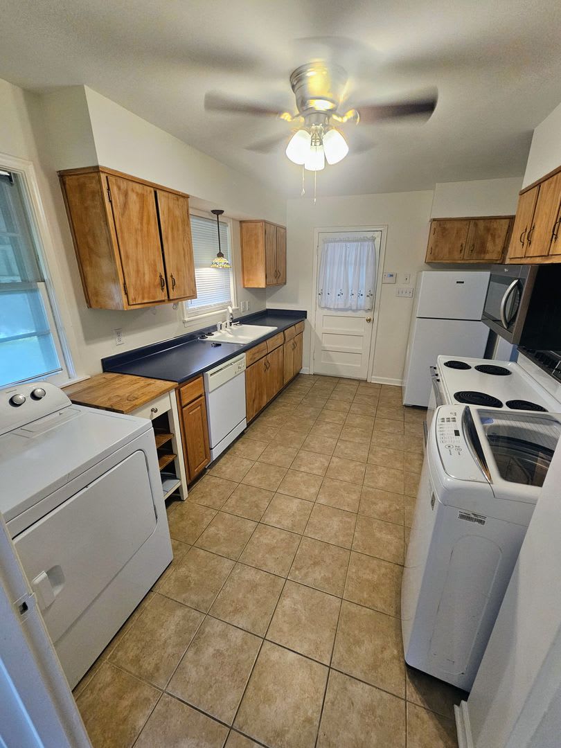 Brick Ranch Charmer With Hardwoods In Unit Laundry Fenced Yard Available Now – photo 5