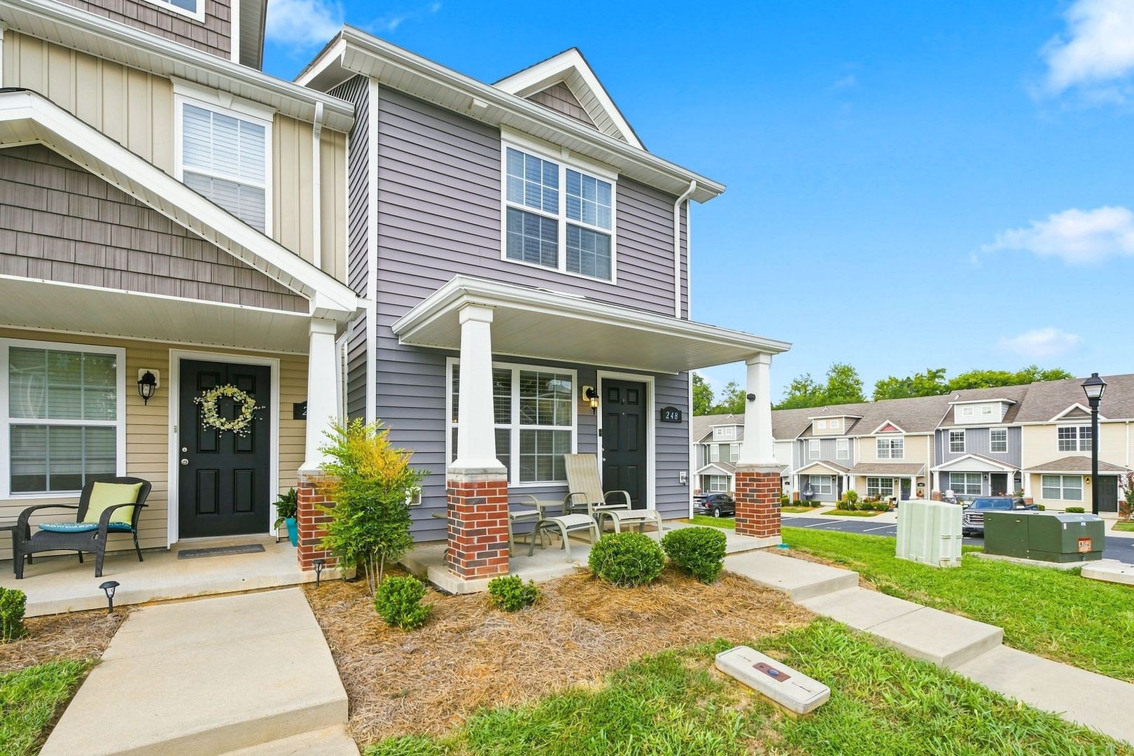 Furnished Townhome In The Rossview School District – photo 4