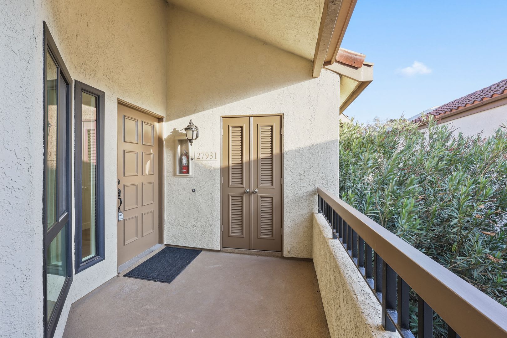 Finisterra On The Lake Remodeled 3 Bedroom With Loft 2 Bath 2 Two Story Condo With Step Down Living Room – photo 3