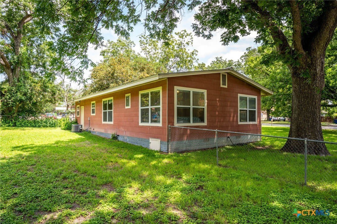 2052 Gruene Road – photo 4