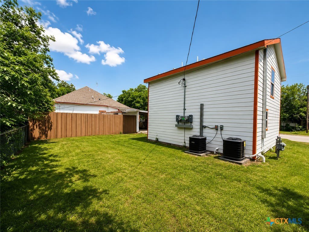 1404 W Ave E – photo 4