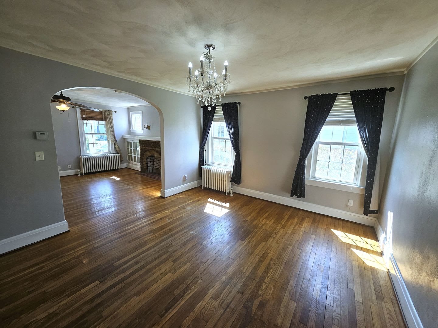 Charming 3 Bedroom Norfolk Home With Classic Character Hardwood Floors A Fenced Backyard – photo 5