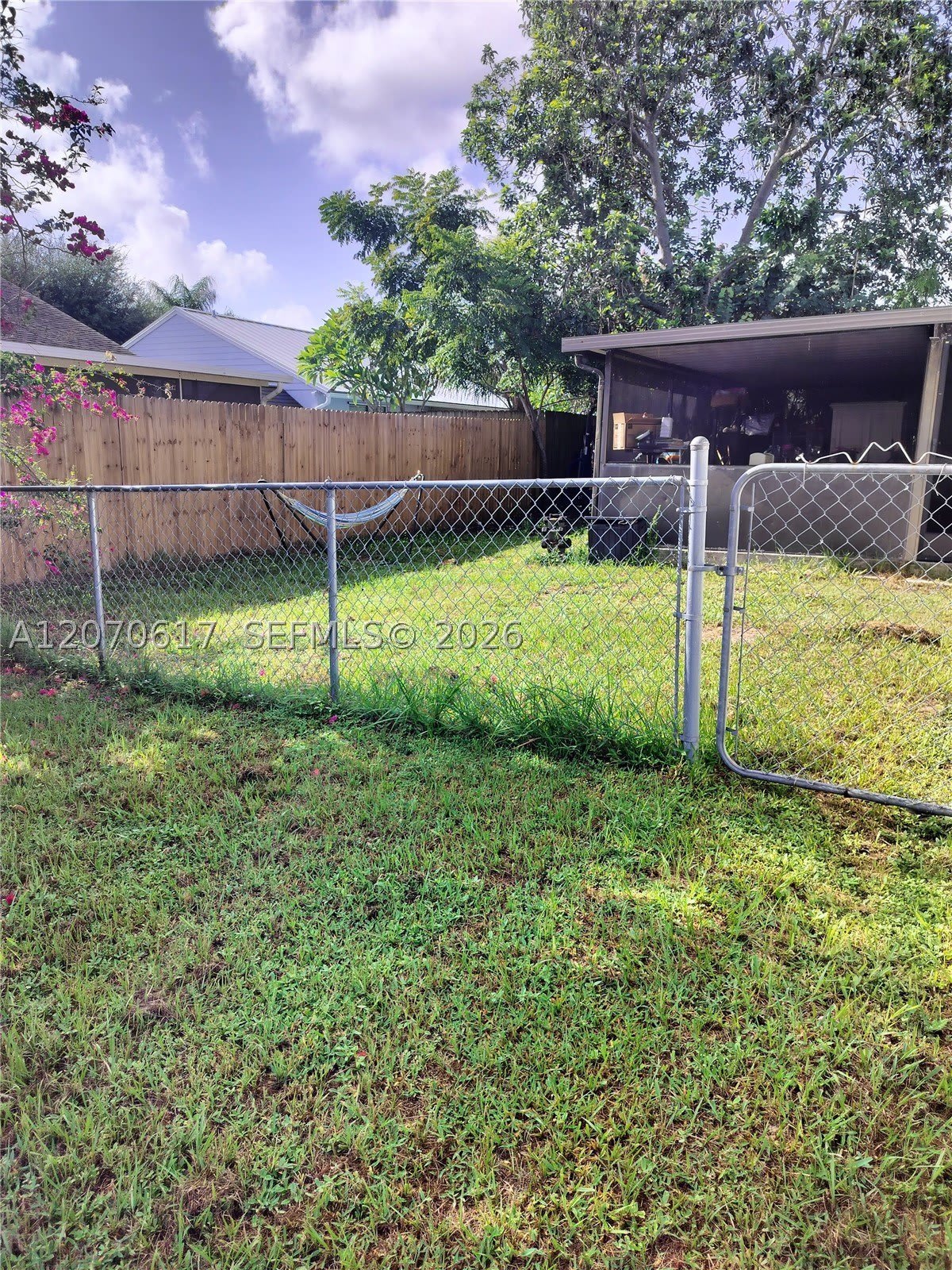 213 Woodbridge Dr – photo 2