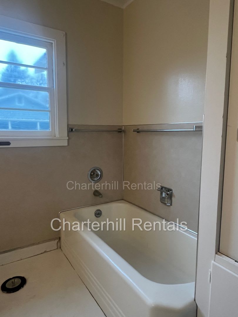 Spacious home with hardwood floors and large yard convenient to downtown Cloverdale! – photo 3