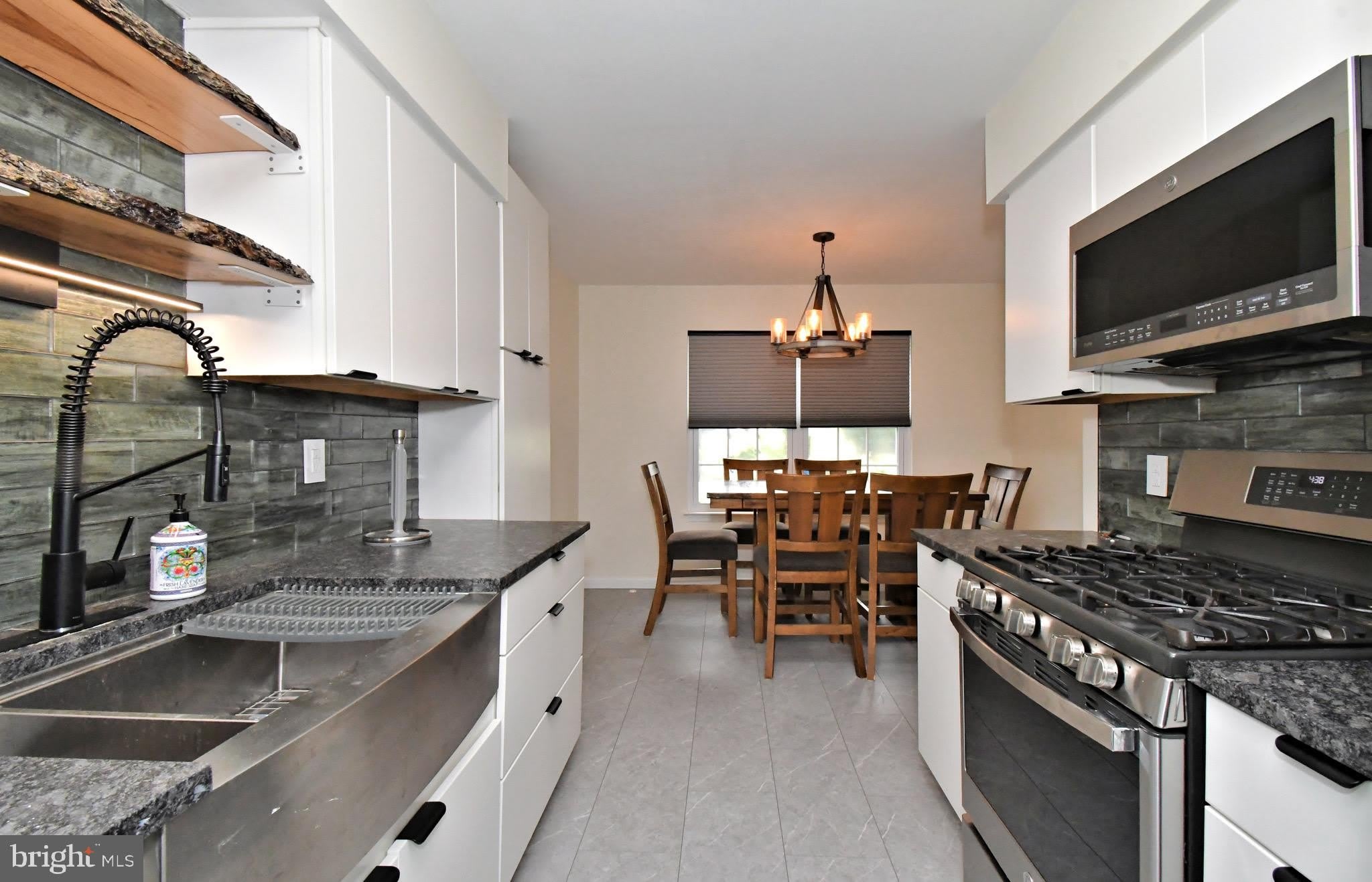 190 BARRY Avenue – photo 4