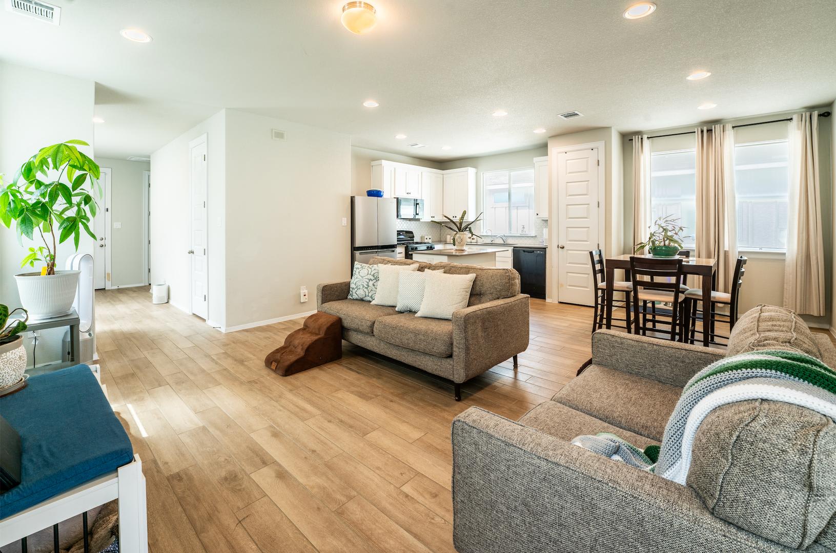 Move In Ready 3 Bedroom Rental In Casetta Ranch Available August 15Th – photo 5
