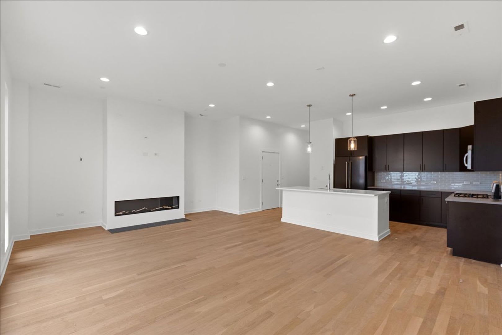 2 Bedroom, 2 Bath Apartment in Heart of West Town – photo 4