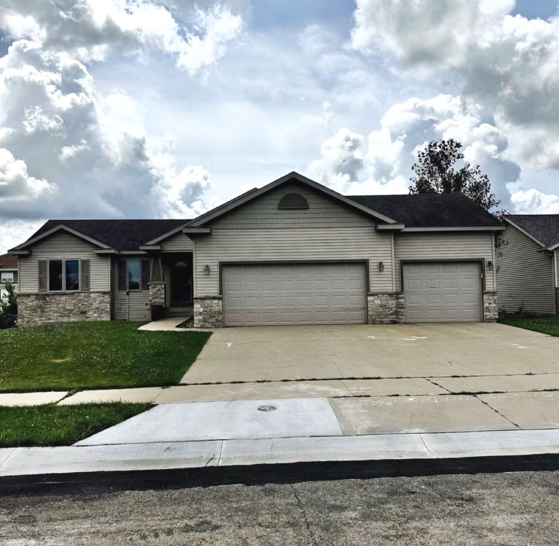 A Home You Ll Be Proud To Call Your Own Nw Desirable Badger Hill Neighborhood 4Bedroom 3Bathroom 3Car Attached Garage – photo 1
