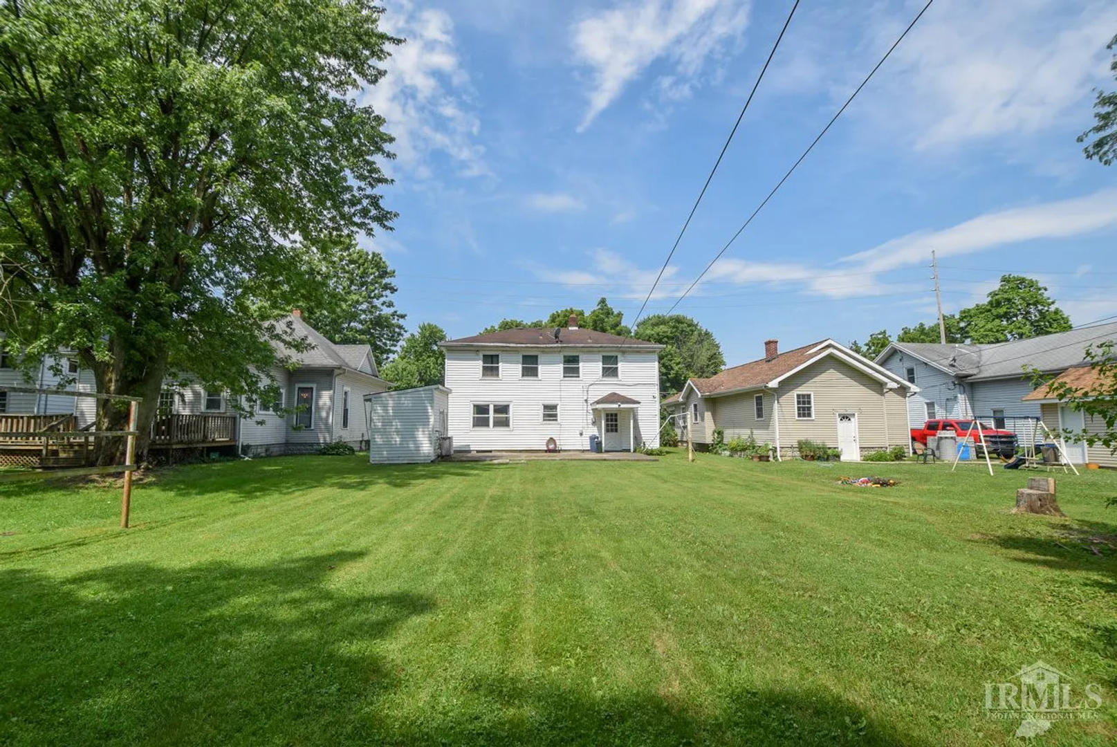 Spacious 5-bedroom, 3.5 near Ball State! Nice shed! Nice backyard! Off Street Parking! – photo 5