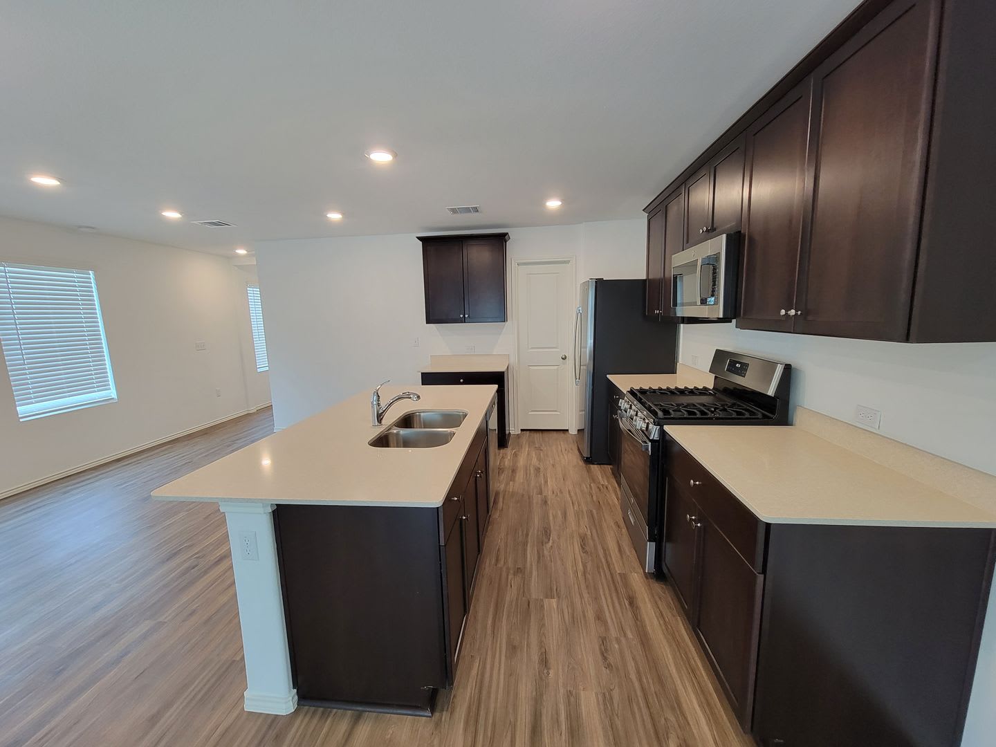4 Year Old 3 Bed 2 5 Bath Townhome In Stony Ridge Near Tesla Circuit Of Americas Washer Dryer Included Stainless Appliances Quartz Countertops – photo 4
