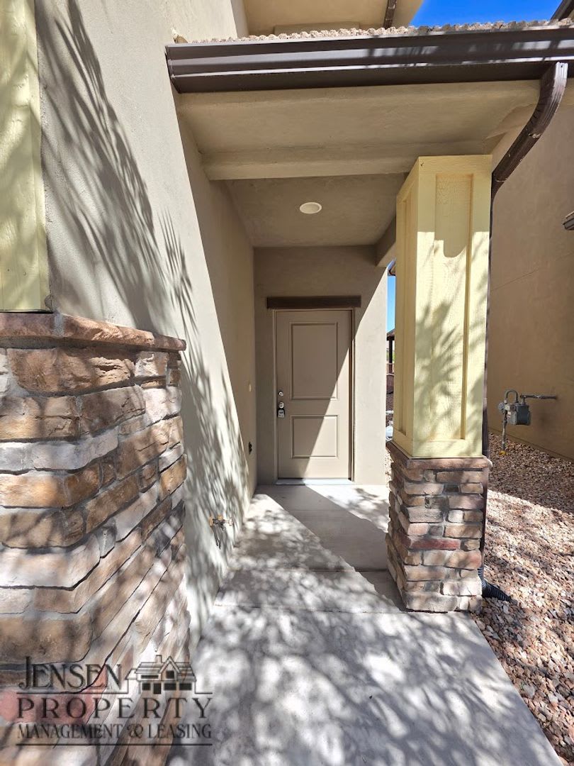 Town Home in Desert Bluffs- Pets Negotiable! – photo 3