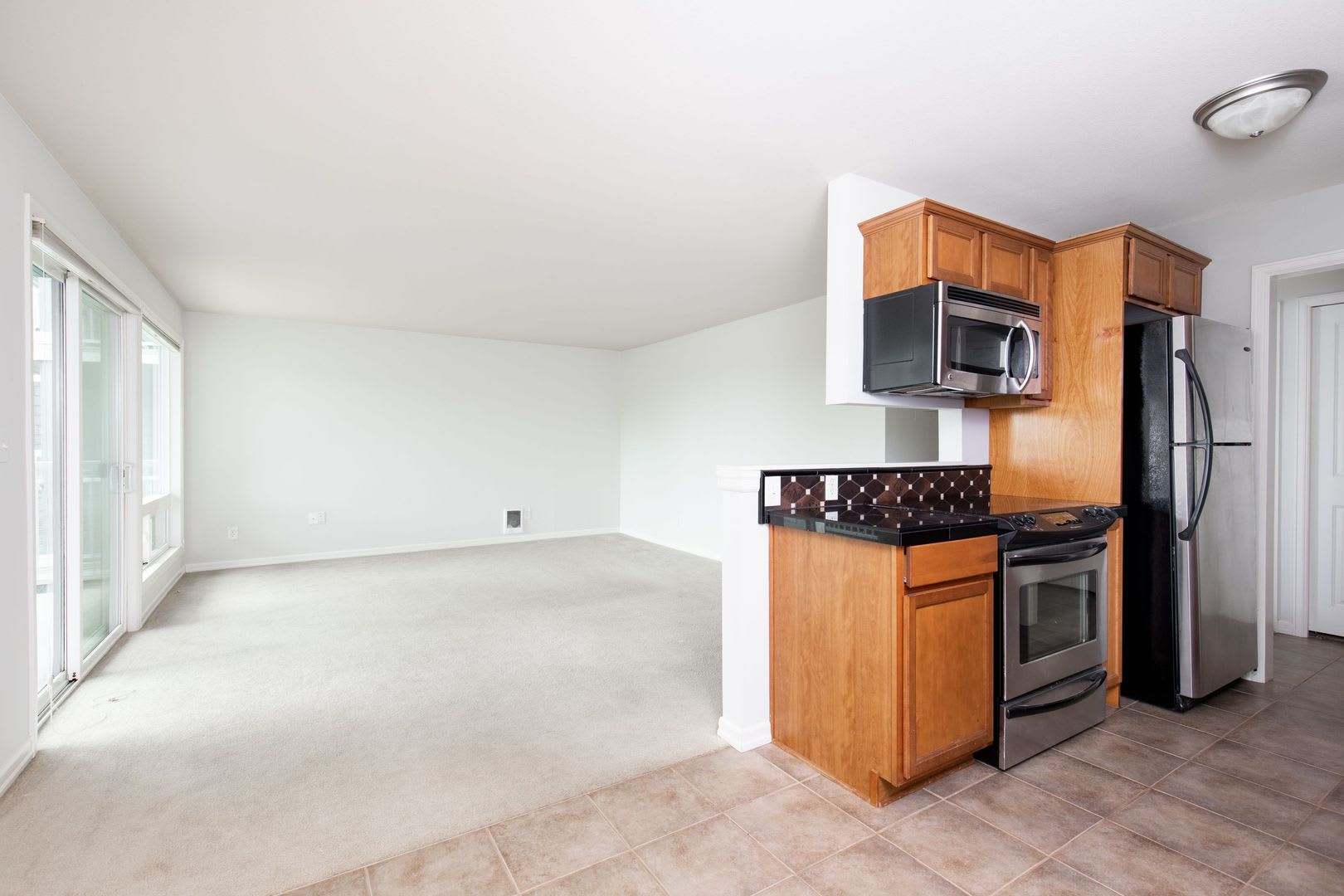 1 Bedroom Kirkland Condo With View – photo 4