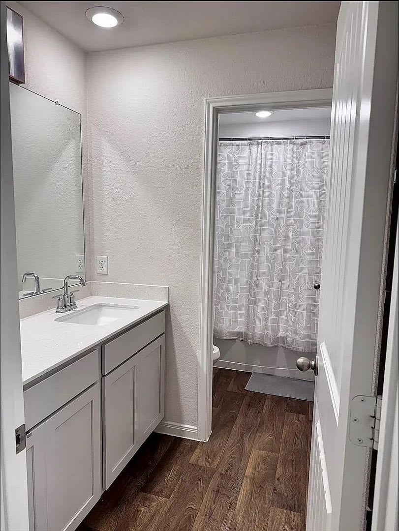 Room In 4 Bedroom Home In Georgetown – photo 1