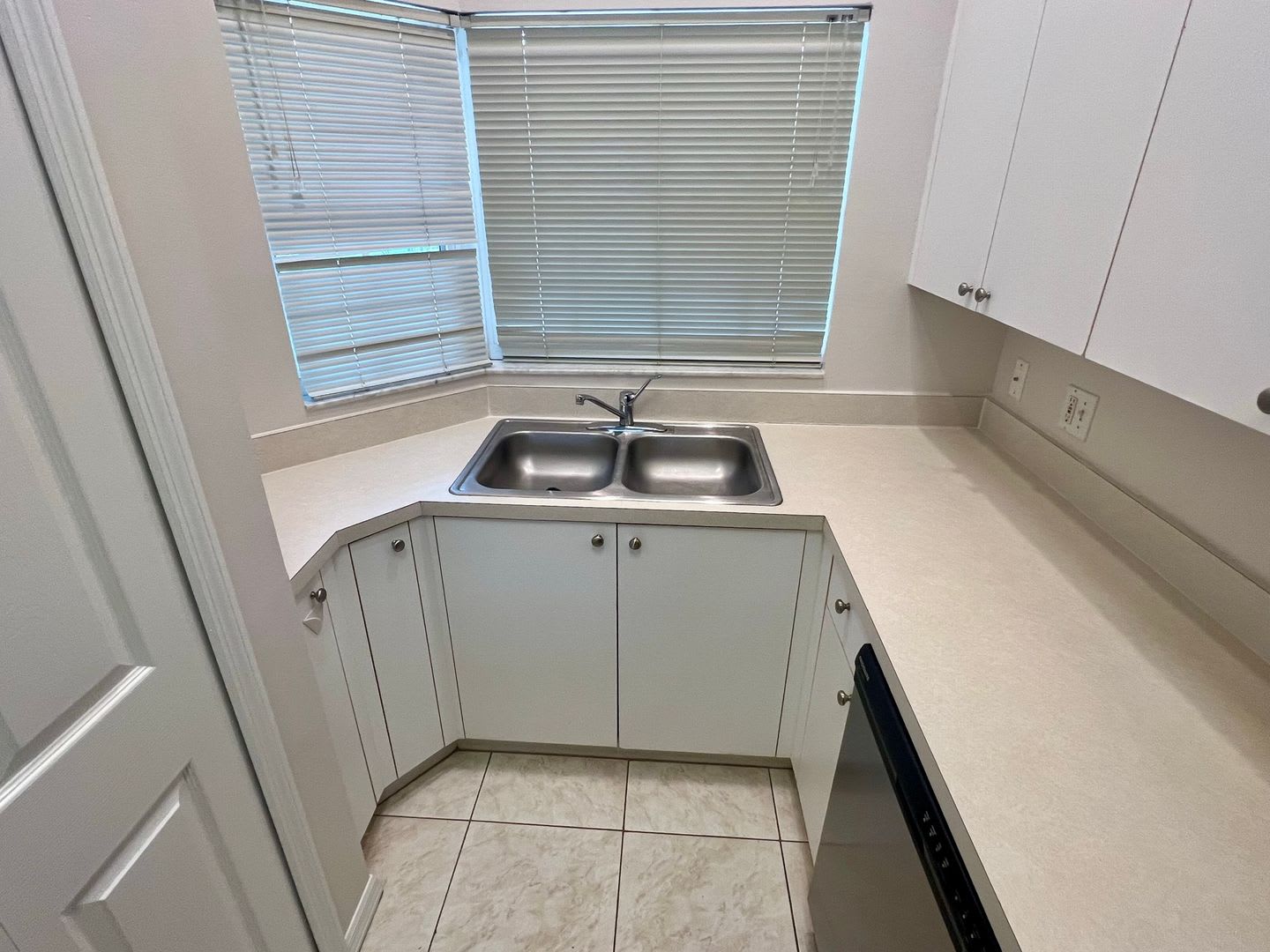 Plaza De Flores Gem: 2BR/2BA Sarasota Condo with Premium Amenities – photo 5