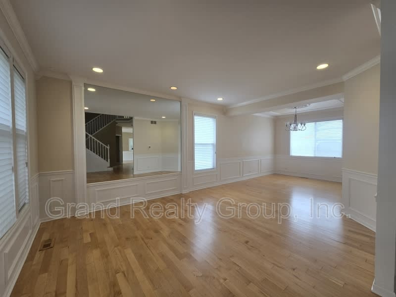217 Lexington Court – photo 2