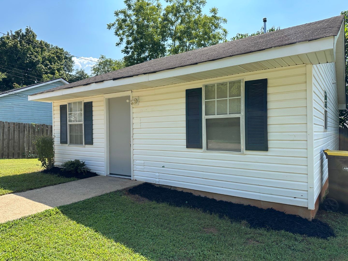 Great location, close to everything, private setting, large rooms, tile floors, huge kitchen, must see! – photo 4