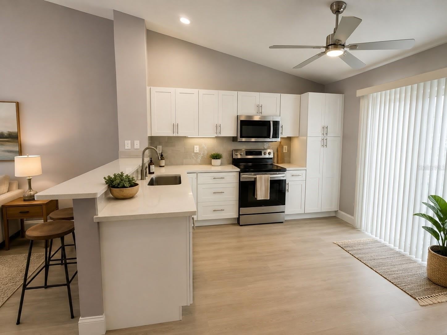 1133 E ROHE Street – photo 4
