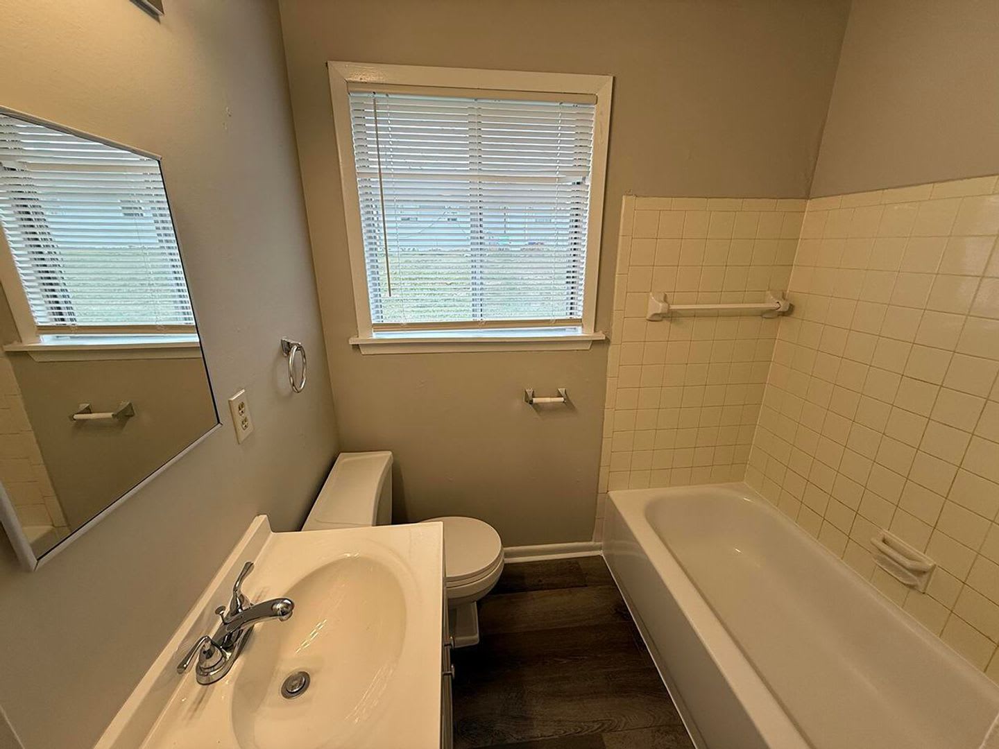 2 bedroom, 1 bath – photo 2